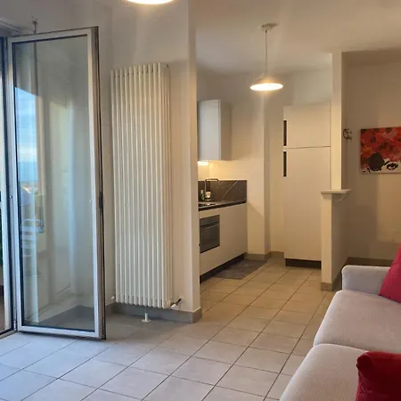 Casa Settimo Piano Con Terrazza E Garage Privato شقة *